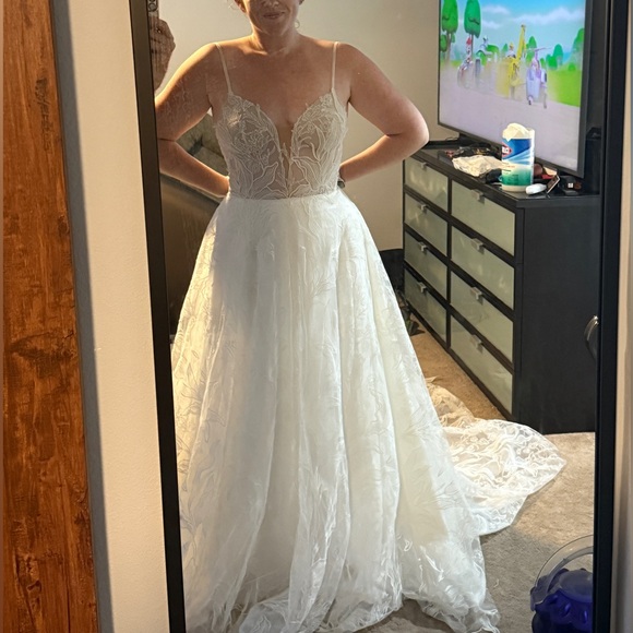 Elegant White Wedding Dress - Picture 11 of 12